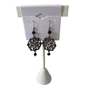 Beautiful
Delicate Looking Vintage Drop Earrings.